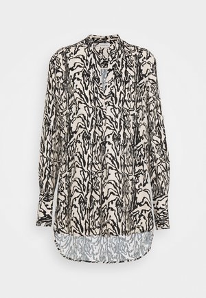 Chemise à manches longues présentant un motif abstrait noir et crème, avec un col en V et un ourlet légèrement arrondi, fabriquée à partir d'un tissu léger.