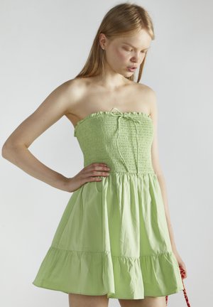 STRAPLESS - Vestido informal - apple green