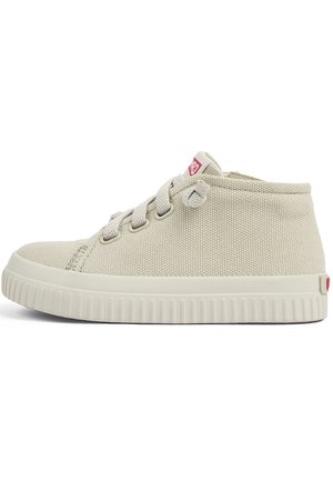 Jasnow kolorowy płócienny sneaker typu high-top z szarymi sznurówkami, gumową podeszwą i małym czerwoną metką z logo z boku. Teksturowana powierzchnia z zaokrąglonym noskiem.
