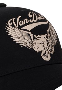 Gorra negra con un gráfico blanco de la cabeza de un tigre con alas y el texto "Von Dutch" arriba. Hecha de tela con un diseño estructurado.