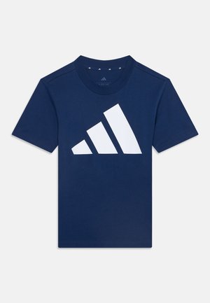 Tricou albastru închis cu mâneci scurte, cu un mare logo alb Adidas în față și decolteu rotund.