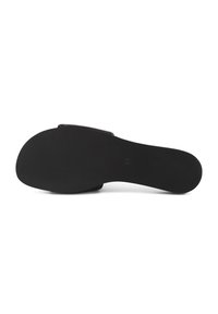 Sole di sandalo nera con texture liscia, caratterizzata da una forma arrotondata e un design minimalista. Nessun motivo visibile o dettagli hardware.