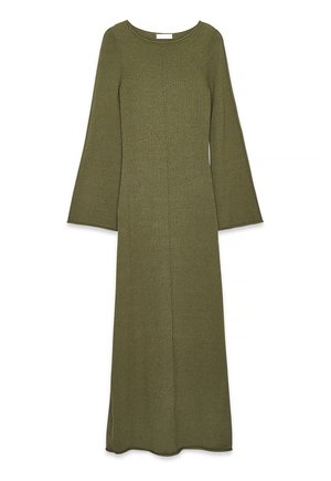 Pika-sleeve, oliiviroheline kleit, mis on valmistatud tekstuurilisest kudumiskangast, millel on ümar kaelus ja külgmised lõhikud, et tagada liikumisvabadus.