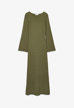 Abito verde oliva a maniche lunghe realizzato in tessuto a maglia testurizzata, con scollatura rotonda e spacchi laterali per facilitare i movimenti.