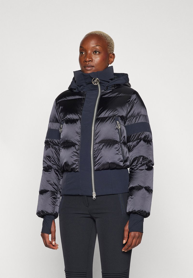 Donzen jacket in donker marineblauw, met een glanzende afwerking, cropped ontwerp, volledige rits, capuchon en elastische mouwen. Voorzien van horizontale stiksels.