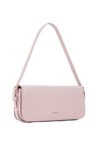 Bolso de hombro de cuero rosa con una correa larga y ajustable, que presenta una textura suave y una forma rectangular simple. Cierre con cremallera y detalle del logo.