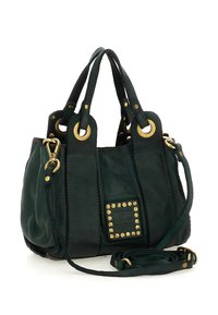 Borsa in pelle verde scuro con anelli in metallo dorato, borchie, manici doppi e tracolla removibile su sfondo bianco.