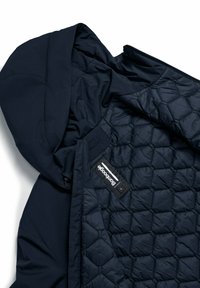 Giacca imbottita blu navy con interno trapuntato, dotata di cappuccio e chiusura con zip. Etichetta interna visibile con taglia "L."