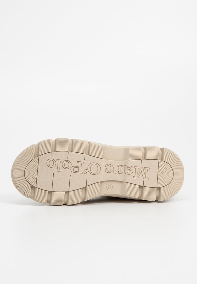 Suela de zapato de goma beige con superficie texturizada, con estrías para agarre y la marca en relieve "Marc O'Polo" exhibida de manera prominente.