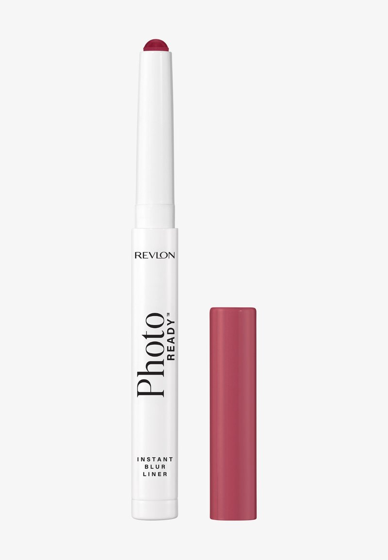 Liner Revlon Photo Ready Instant Blur avec corps blanc, texte noir, et bouchon mauve retiré montrant l'embout du liner de couleur mauve.