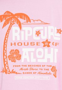 Tricou roz din bumbac cu un design grafic mare alb și portocaliu, reprezentând un palmier, flori și text stilizat.