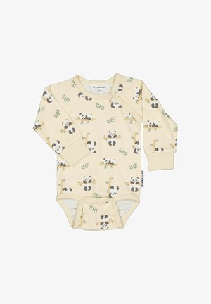 Cremefarvet langærmet babysuit med trykknapper og et gentagne mønster af legesyge pandaer på bambusgrene.