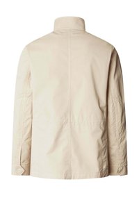 Beige lichtgewicht jack met hoge kraag, lange mouwen en verstevigde elleboogstukken, gezien vanaf de achterkant.