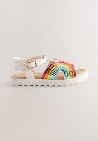 Sandales blanches avec des bandes métalliques aux teintes arc-en-ciel sur le dessus. Dotées d'une fermeture à boucle, d'une semelle texturée et d'un design à bout ouvert.