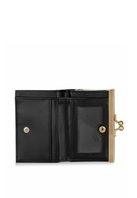 Czarny skórzany portfel z złotym metalowym zapięciem, wnętrzem z kieszonkami na karty i przezroczystym oknem na dowód tożsamości. Gładka tekstura, kompaktowy design.