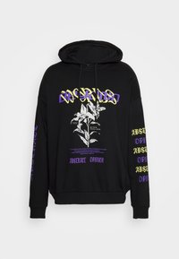 Sudadera negra con un diseño gráfico de flores y texto en púrpura y amarillo. Incluye mangas largas con patrones de texto adicionales.