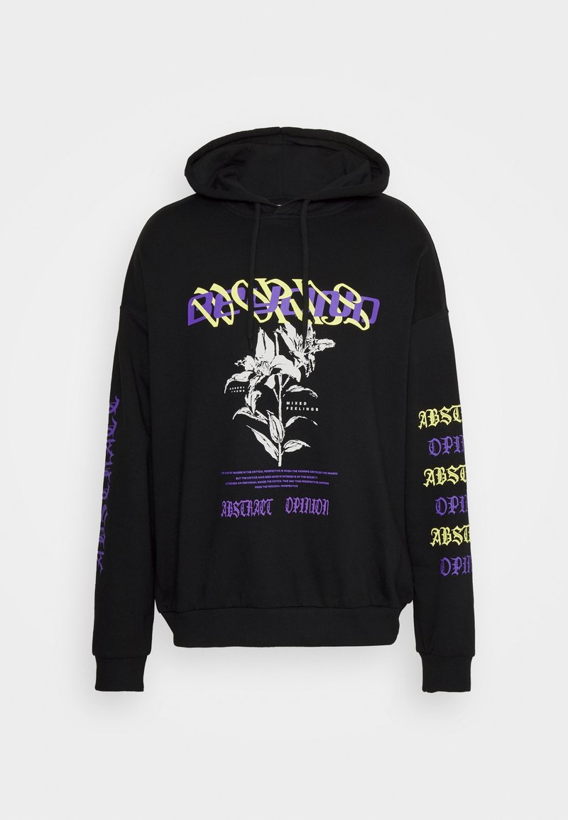 Sudadera negra con un diseño gráfico de flores y texto en púrpura y amarillo. Incluye mangas largas con patrones de texto adicionales.