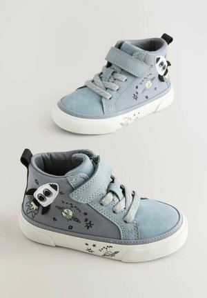 Blauwe suède en stoffen hoge sneakers met witte rubberen zolen, voorzien van ruimte-thema ontwerpen, een panda-accent en klittenbandsluiting.