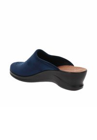 Zoccoli in suede blu navy con tacco a zeppa nero e soletta in sughero testurizzato, caratterizzati da una parte superiore liscia senza hardware visibile.