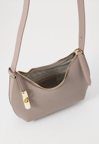 Borsa a spalla in pelle color taupe chiaro con dettagli in oro, forma curva, chiusura con zip e finitura testurizzata. L'interno è foderato in tessuto.