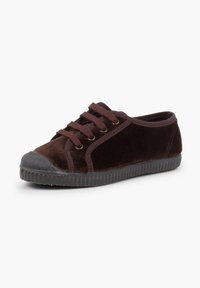 Sneaker in velluto marrone con punta rotonda, suola in gomma e cappuccio della punta in gomma scura a contrasto. Presenta chiusura con lacci e dettagli di cucitura minimali.