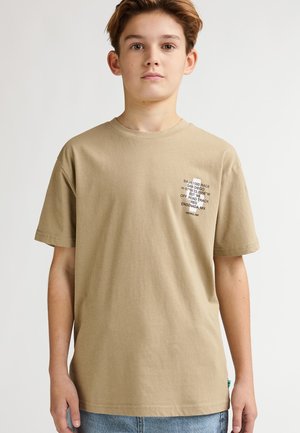 Tricou din bumbac bej cu mâneci scurte, având un imprimeu pe partea stângă a pieptului și o croială relaxată cu tiv drept.