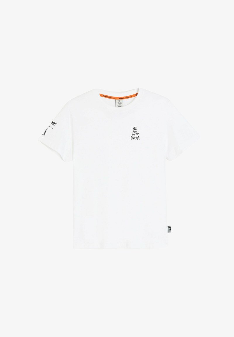 Biała bawełniana koszulka z krótkim rękawem, okrągłym dekoltem, czarnym logo "Dakar" na piersi oraz pomarańczowym akcentem wewnątrz kołnierzyka.