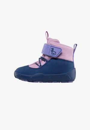 Bottes pour enfants avec une combinaison de couleurs rose et marine, en matériaux synthétiques, une sangle tout autour, et un design de licorne sur la sangle.