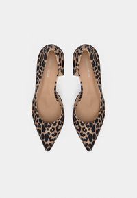 Γόβες με μυτερή μύτη και λεοπάρ σχέδιο, με λείο ύφασμα, πλαϊνά χαμηλής κοπής, ουδέτερο μπεζ εσωτερικό και μαύρες λεπτομέρειες. Κλασικός σχεδιασμός για ευέλικτη χρήση.