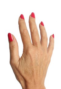 Mano con tono di pelle chiaro che mostra cinque dita, con smalto per unghie rosa lucido in forma ovale affilata; la texture della pelle è visibile.