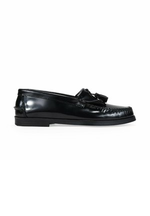 Mocasines de cuero negro con un acabado suave, acentos con borlas, costura tradicional de mocasín y una suela baja de goma. Orientación de vista lateral.