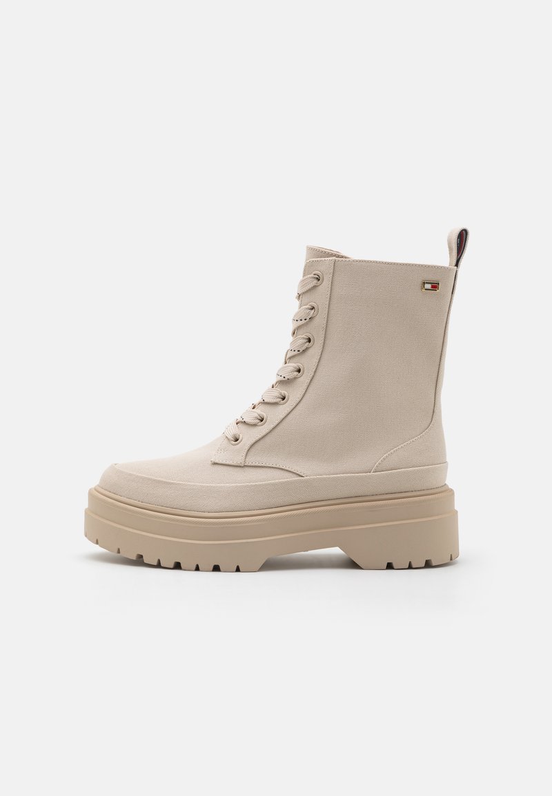 Tommy Hilfiger FLAG LACE UP BOOT - Aulinukai su platforma - classic beige