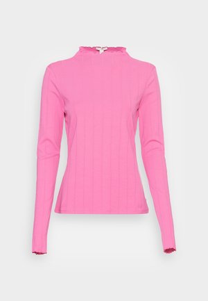Langærmet tætsiddende pink top med subtil lodret ribning og flæsekant på den høje hals og ærmekanter.