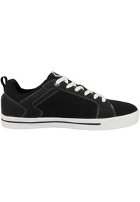 Sneaker nera in tela con lacci bianchi, suola in gomma bianca e cuciture a contrasto. Presenta un design minimalista e un tassello sul tallone.
