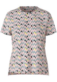Camiseta de manga corta con patrón geométrico en rosa, gris, negro y amarillo, con cuello redondo y corte regular.