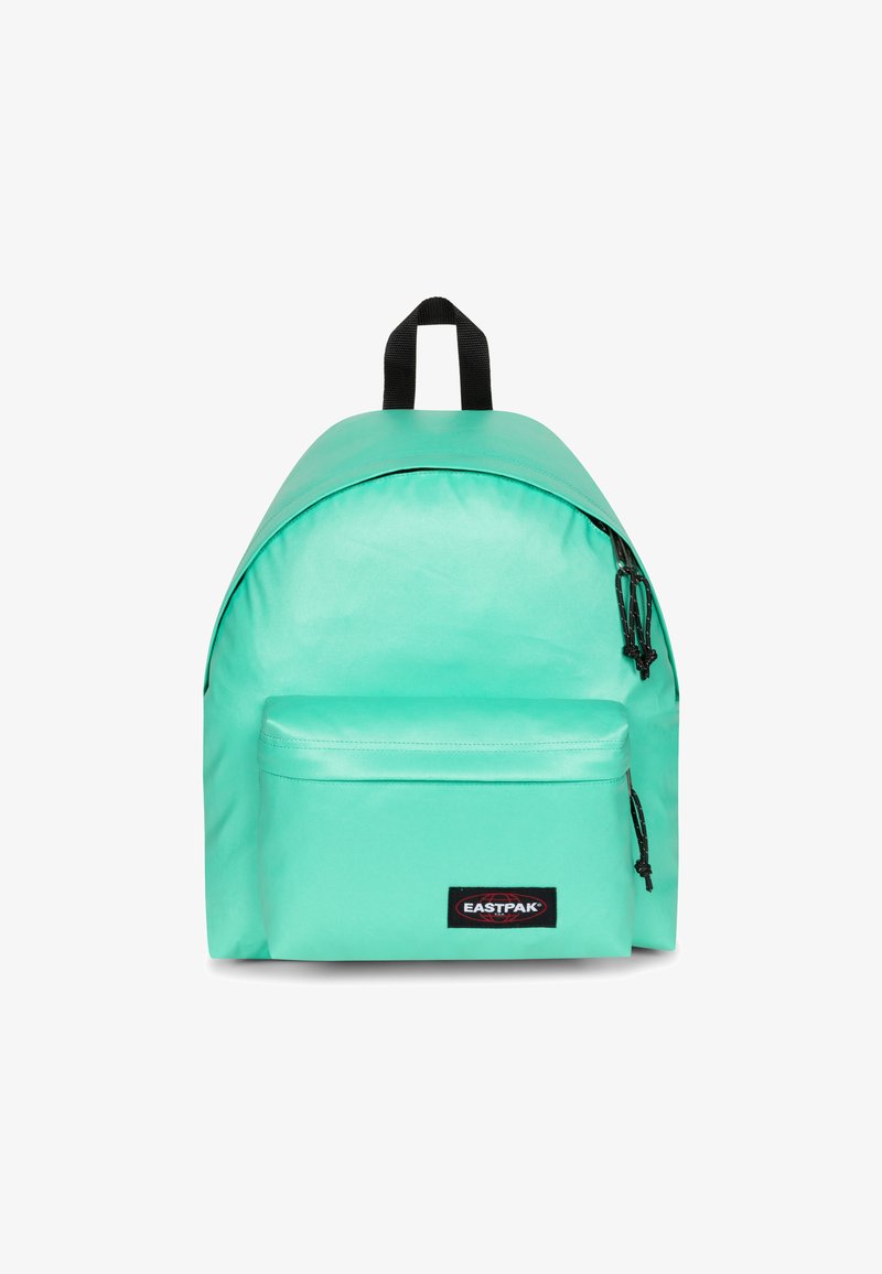 Zaino in nylon verde con parte superiore arrotondata, dotato di una tasca frontale e dettagli neri. Include una maniglia superiore e spallacci regolabili.