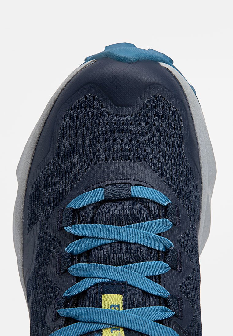 Zbliżenie granatowego buta sportowego z jasnoniebieskimi sznurówkami i oddychającą siateczką, pokazujące szczegóły z przodu i języka.