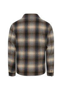 Bruine geruite shirt gemaakt van een zachte, gestructureerde stof. Heeft een wijde kraag, lange mouwen en knoopmanchetten, met een geruit patroon.