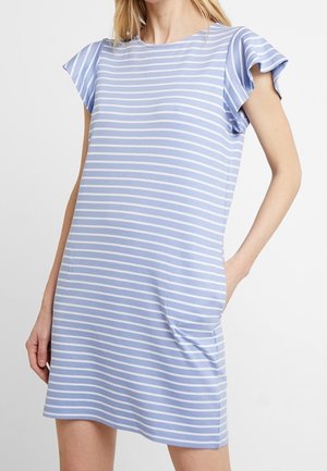 Mujer que lleva un vestido de manga corta con rayas horizontales en azul claro y blanco, con escote redondo y bolsillo lateral.