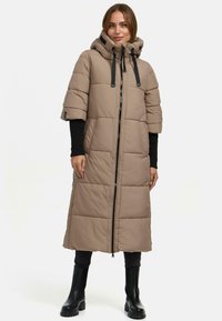 Beige Pufferjacke mit Kapuze, mit einem Reißverschluss, kurzen Ärmeln und einer langen Länge. Das Material ist gequiltet und hat eine glatte Textur.