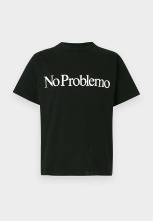 Schwarzes T-Shirt mit kurzen Ärmeln und weißem Text "No Problemo", der zentriert auf der Vorderseite vor einem einfarbigen hellen Hintergrund steht.