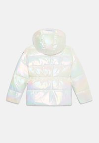 Chaqueta inflable iridiscente con capucha, de diseño acolchado, mangas largas y una textura suave y brillante. Logotipo de la marca en el cuello.