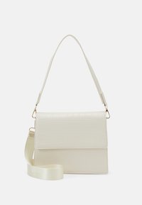 Borsa a tracolla in ecopelle color crema con motivo coccodrillo, chiusura con patta piatta, dettagli in oro e tracolla in raso removibile.