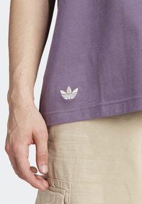 adidas Originals T-shirt med print - purple