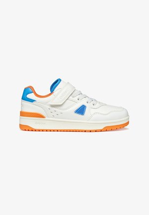 Sneaker bianca low-top con suola e fodera arancioni, dettagli blu, chiusura a strappo e lacci, mostrata su sfondo bianco.