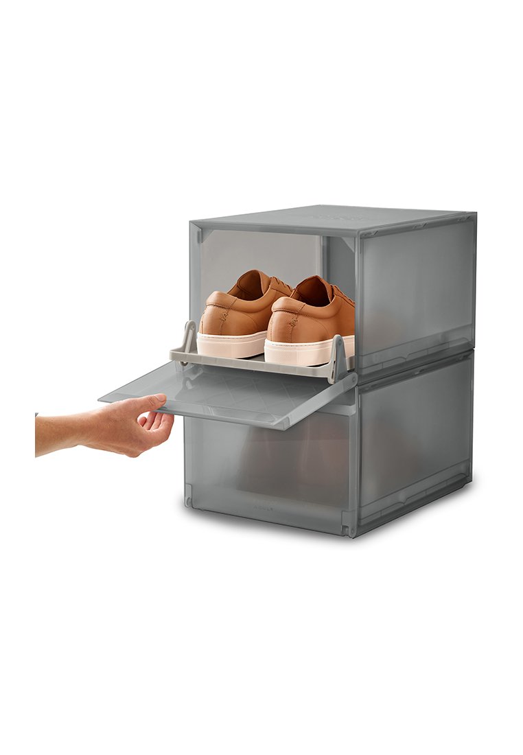 Transparente Schuhaufbewahrungsbox aus Kunststoff, gestapelt mit einer geöffneten Schublade. Enthält zwei braune Schuhe mit weißen Sohlen und glatter Oberfläche.