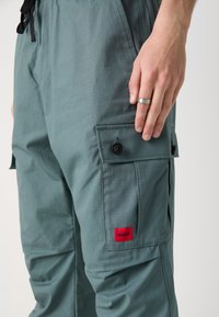 HUGO GARLO - Cargobukse - dark green