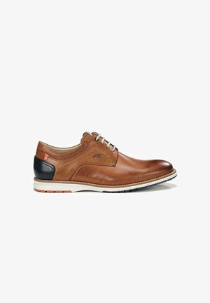Zapato de cuero marrón con acabado suave, cuenta con un acento en el talón en color marino, suela blanca y costuras ligeras. Diseño con cordones y detalles mínimos.