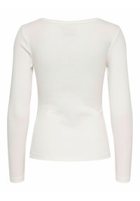 Biała bluzka z długim rękawem, okrągłym dekoltem, prążkowaną fakturą i dopasowanym krojem. Tkanina wydaje się gładka i elastyczna.
