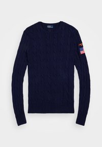 Maglione blu navy a trecce con collo e polsini a coste. Presenta una toppa "Polo" rossa, bianca e blu sulla manica sinistra.